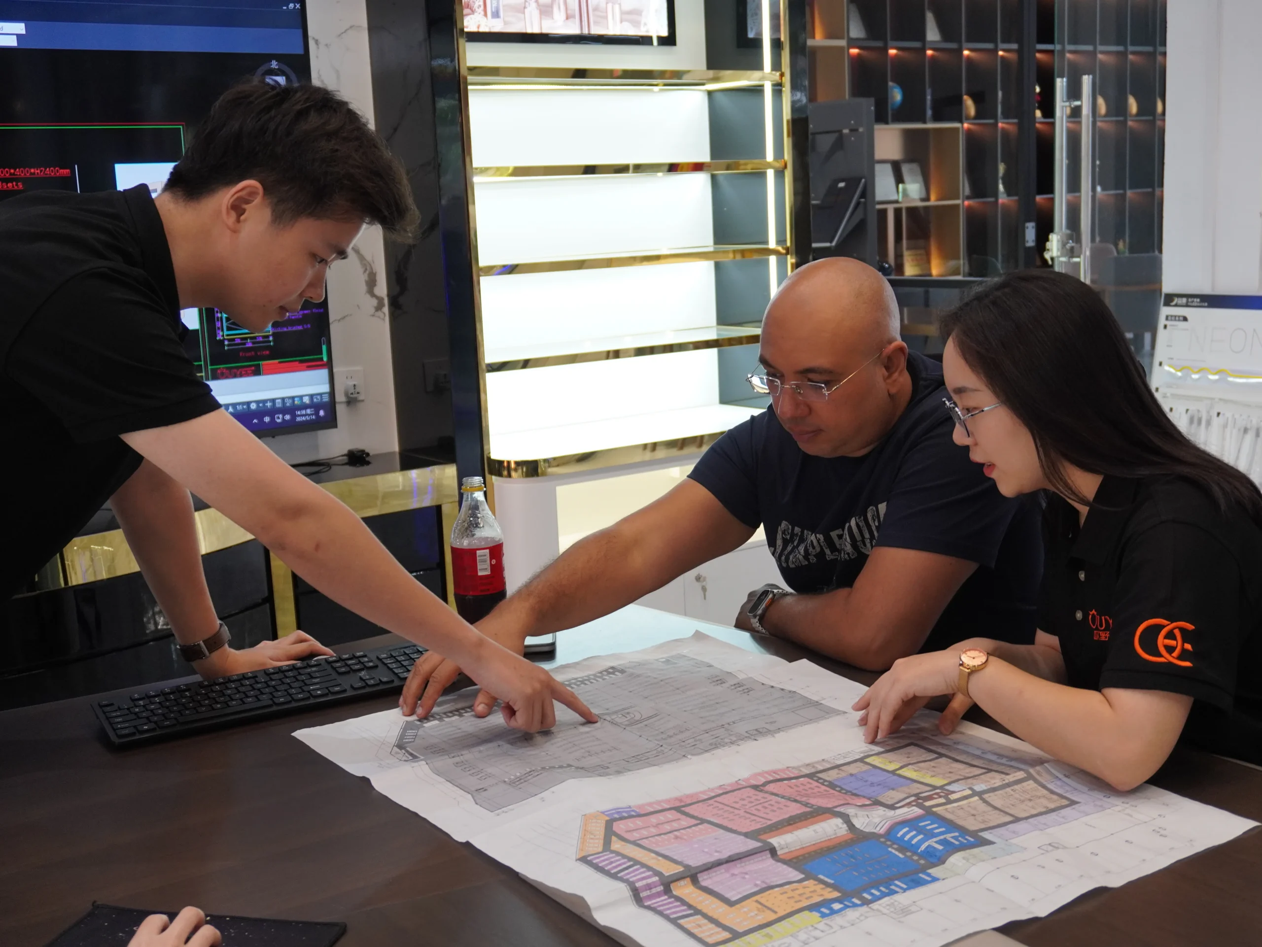 Ouyee Display team reviewing a jewelry store project